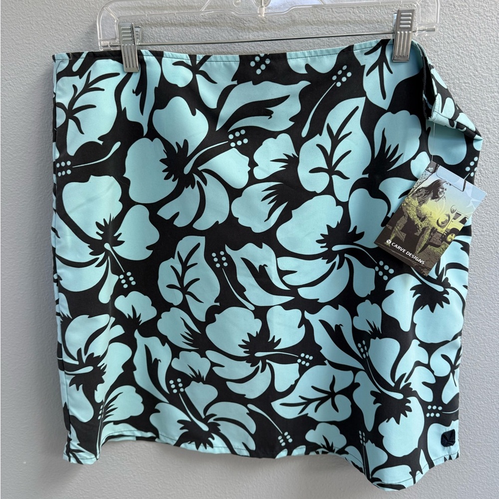 Carve Designs Long Baja Skirt in Navy Hibiscus